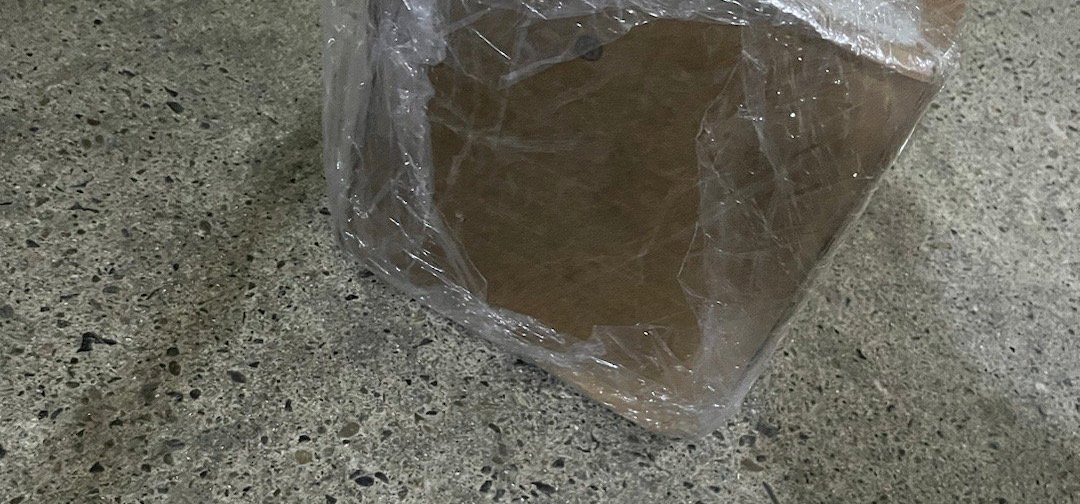 目前正在寻找新的厂家，会改成仍是4层印刷，但不注油的款式