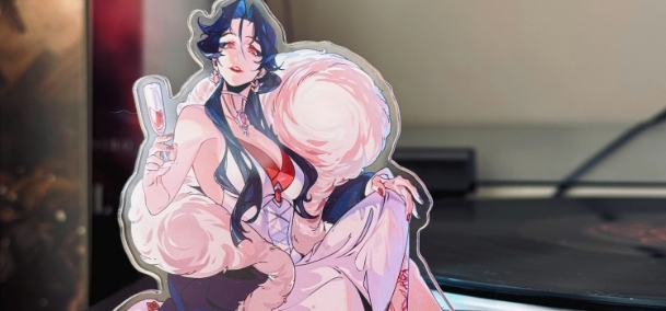 一抬头看到坐姿立牌就很幸福