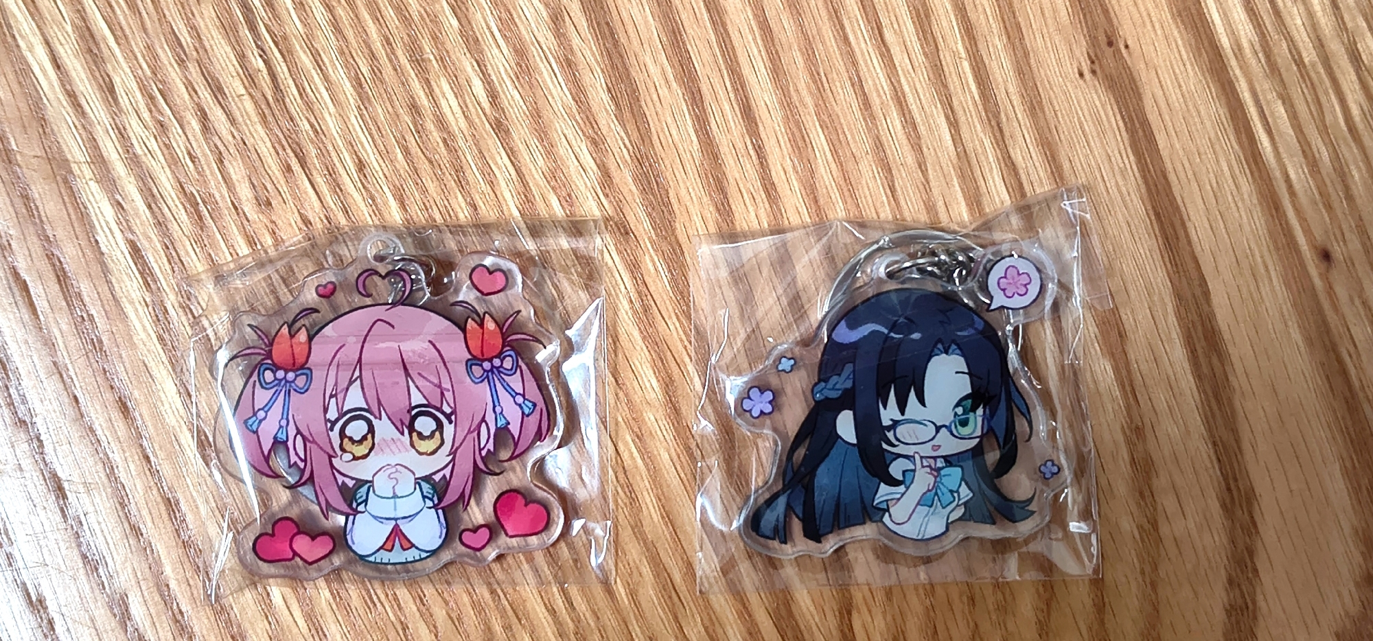 两个色纸都做好了，钥匙扣也到了，明信片在来的路上